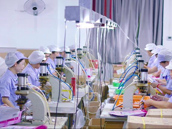 Atelier d'étanchéité des becs verseurs