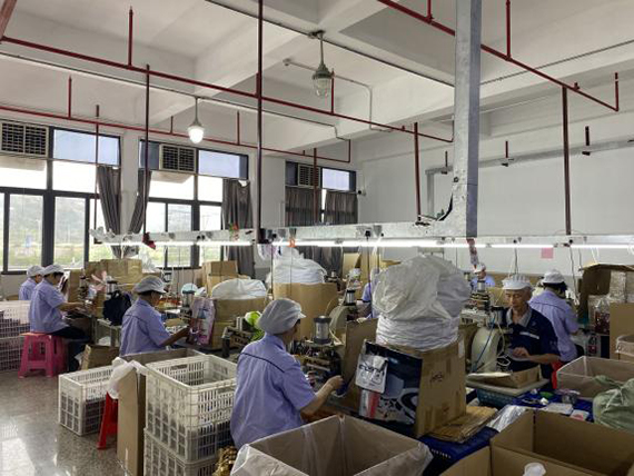 Atelier d'étanchéité des becs verseurs